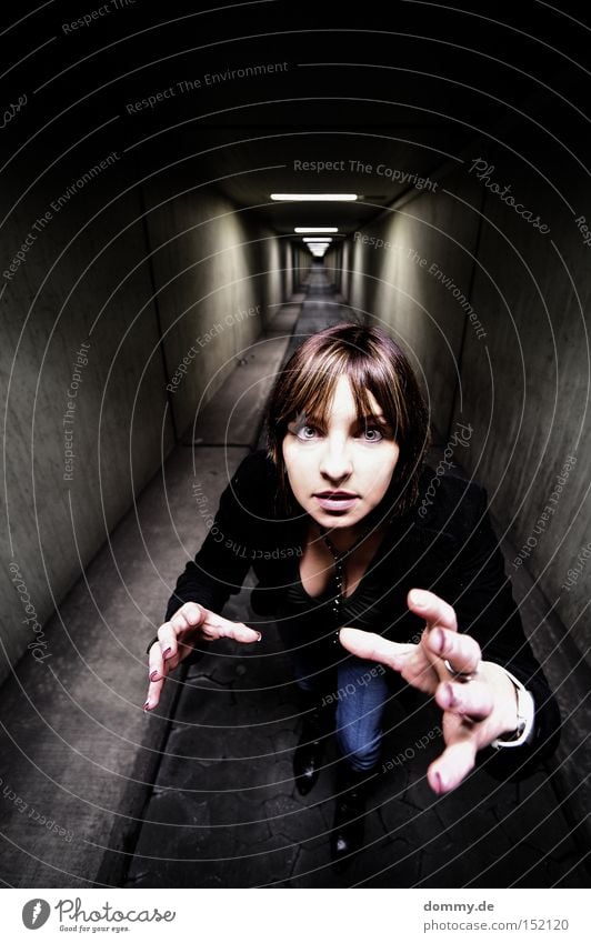 hab dich! Frau Dame Untergrund fangen greifen Hand Tunnel dunkel Auge Brust Wege & Pfade Finger Unendlichkeit Angst Panik
