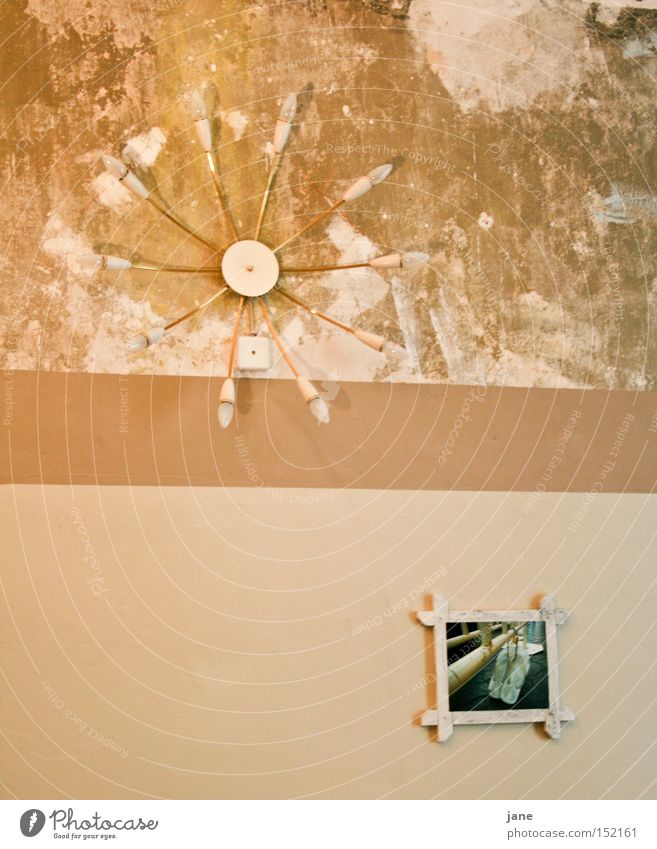 GEMEINsam einSAM Wand Lampe Bild Schuhe Tapete Putz Siebziger Jahre Sechziger Jahre Häusliches Leben Trauer Verzweiflung