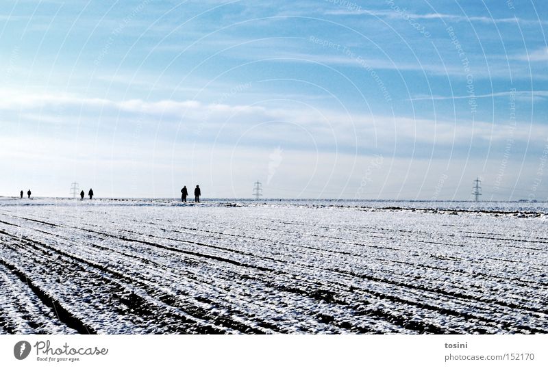 3:3 Winter Landschaft Mensch Feld Schnee Strommast Spaziergang Himmel Wolken Furche Elektrizität Horizont weiß