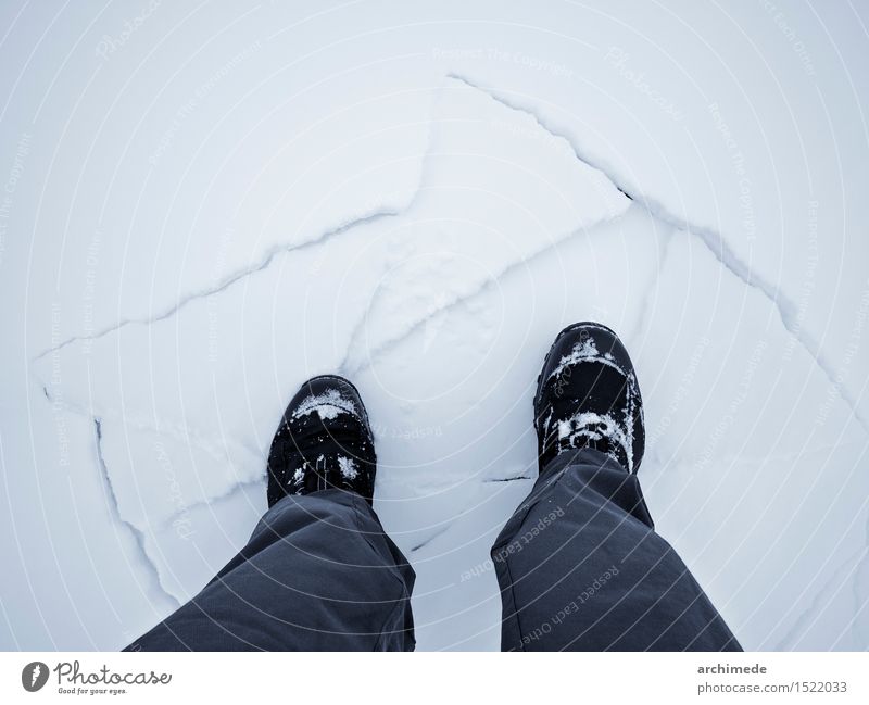 Mann, der auf gebrochenes Eis geht Lifestyle Winter Schnee Berge u. Gebirge wandern Erwachsene Fuß Angst gefährlich Spaziergang Bein Wanderer Saum gefroren kalt