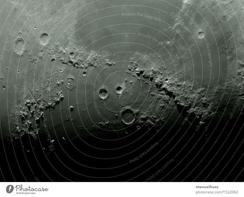 Mare Imbrium Mond schwarz weiß Teleskop Astronomie Astrofotografie Kraterrand Vulkankrater Berge u. Gebirge Mondlandschaft Außenaufnahme Detailaufnahme
