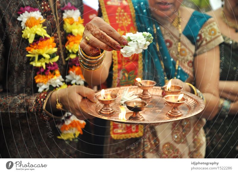 Tablett mit Kerzen bei der indischen Hochzeitszeremonie Inder Kultur Zeremonie Farbe Familie & Verwandtschaft Liebe Mensch Blume Flamme Fotografie Brühe Bild