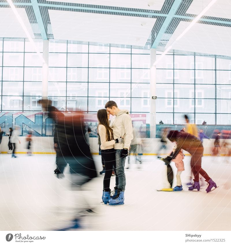Reizendes Paar, das in der Mitte der Eisbahn steht Lifestyle Stil schön Tapete Wassersport Wintersport Fan Tanzen Sportveranstaltung Junge Frau Jugendliche