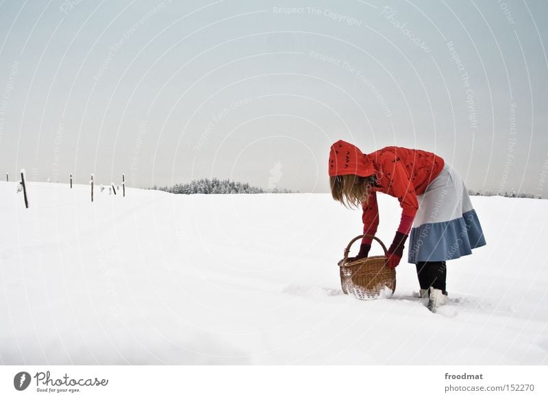 rotkappe packt aus Winter Schnee Rotkäppchen Märchen Baum Berge u. Gebirge Schweiz kalt weiß grau ruhig Korb kahl Fototechnik