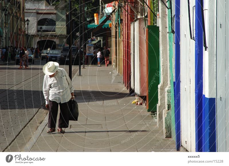 nachmittag Nachmittag Senior Fassade Siesta ruhig Südamerika Mexiko Farbe Hut Männlicher Senior