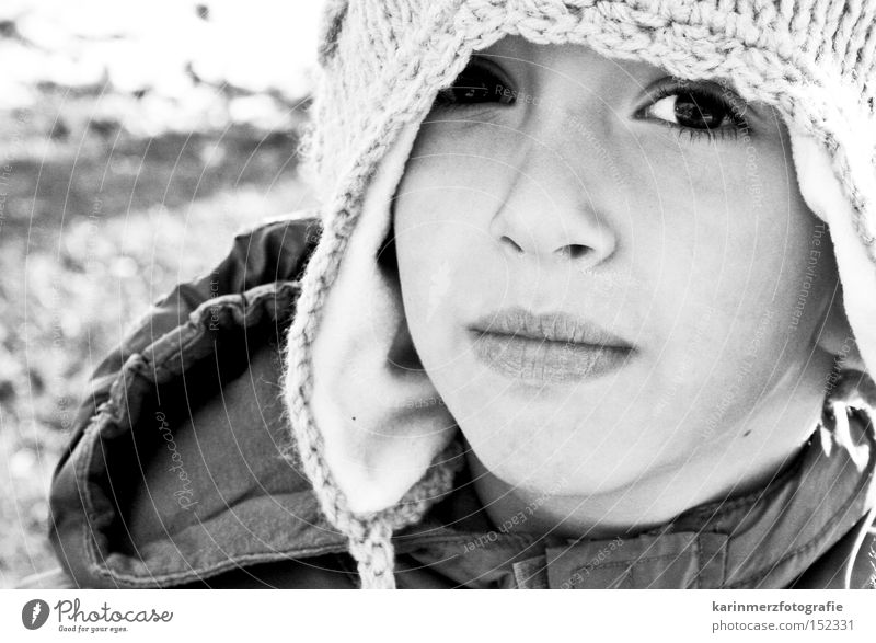 Augen-Blick Mütze Winter kalt Schwarzweißfoto Gesicht Porträt Mund Schüchternheit Angst Kind Junge Schnee Nase Lippen