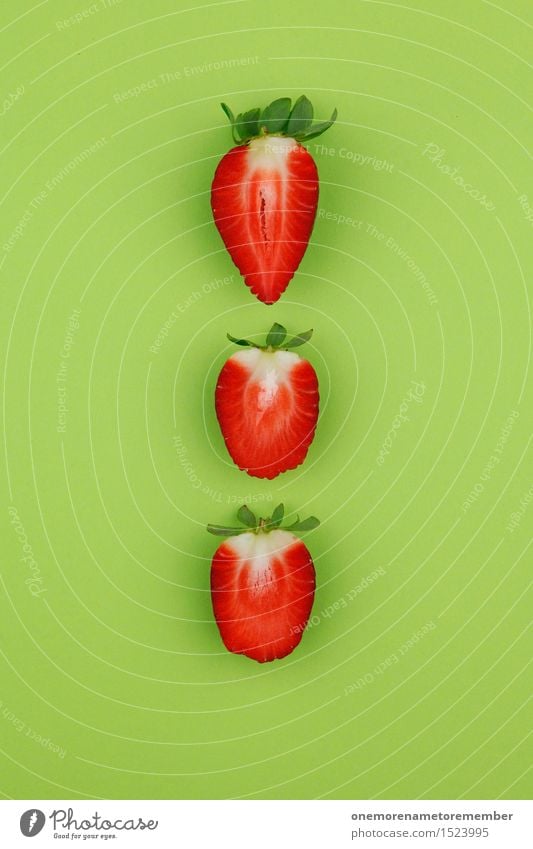 Erdbeerdreier auf Grün Kunst Kunstwerk ästhetisch Erdbeeren Erdbeer Shake Erdbeerjoghurt Erdbeermarmelade Erdbeersorten Erdbeereis rot grün lecker 3 mehrfarbig