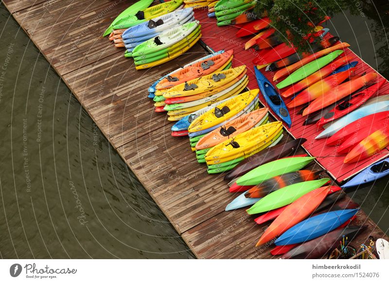 Bunte Kanus warten auf ihren Einsatz im Potomac River - Washington - USA Lifestyle sportlich Abenteuer Sport Fitness Sport-Training Wassersport Extremsport