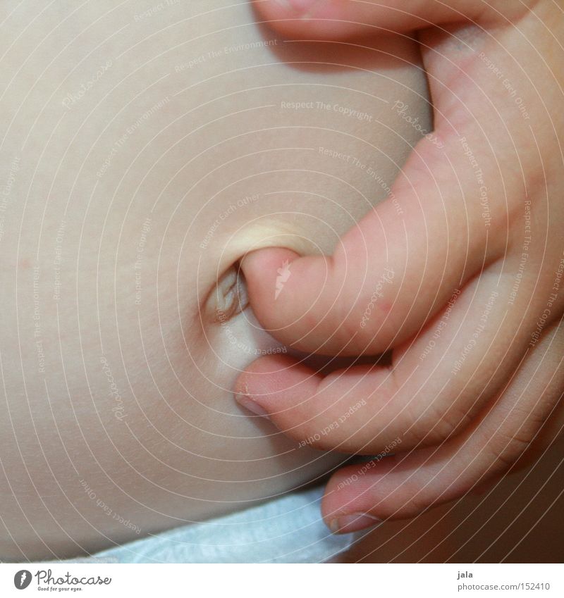 belly Bauch Bauchnabel Hand Kind Detailaufnahme Finger Windeln Körper Körperteile Kleinkind Haut zart Makroaufnahme Nahaufnahme Baby Gesundheit