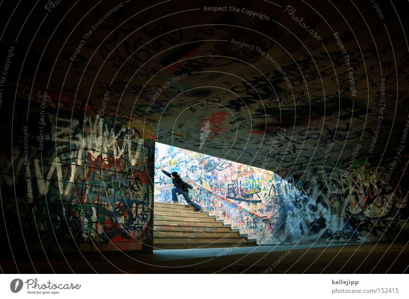 weitsicht Tunnel Mann Mensch zeigen Licht Öffnung Eingang Ausgang Treppe aufwärts Richtung Graffiti Kultur Vandalismus Bahnhof
