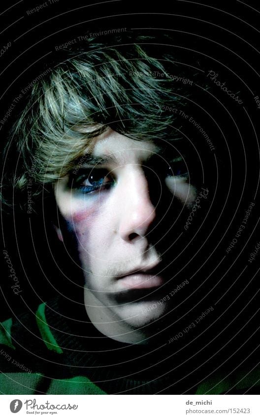 dunkel böse Trauer schwarz grün blau Bluterguss grün-schwarz Schatten Porträt Selbstportrait Low Key Verzweiflung Traurigkeit Blaues Auge (Bluterguß) Wunde