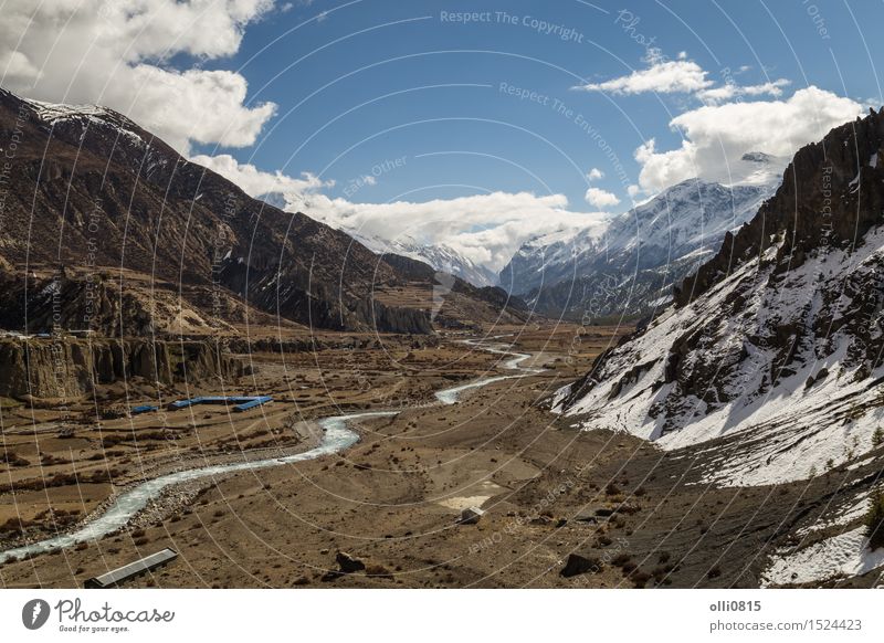 Ansicht des Tales bei Manang Village auf dem Annapurna-Stromkreis Ferien & Urlaub & Reisen Tourismus Abenteuer Berge u. Gebirge wandern Natur Landschaft Wolken