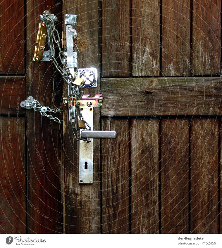 Verrammelt Tür Schloss Verschluss Holz Holzbrett geschlossen verbarrikadiert Griff Beschläge Kette Vergänglichkeit Basteln verfallen Sicherheit Angst Panik Tor