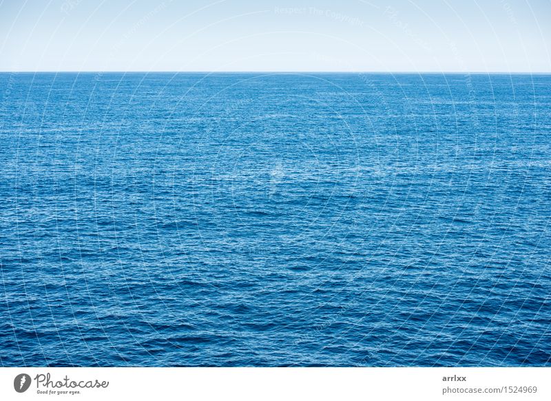 Blauer Ozeanhintergrund mit blauem Himmel Ferien & Urlaub & Reisen Meer Umwelt Natur Landschaft Wasser Horizont Klima Klimawandel Wetter Wellen dunkel natürlich