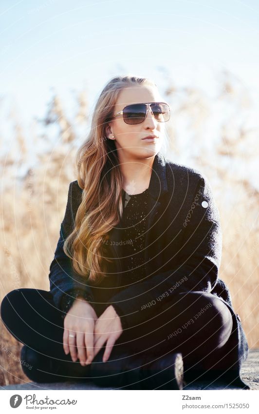 Nochmal Sonne tanken Lifestyle elegant Stil Junge Frau Jugendliche Natur Landschaft Herbst Schönes Wetter Schilfrohr Mode Mantel Sonnenbrille blond langhaarig