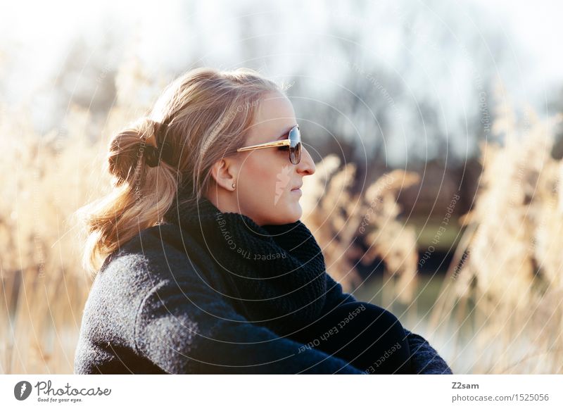Herbstchillen Lifestyle elegant Stil Junge Frau Jugendliche 18-30 Jahre Erwachsene Natur Landschaft Sonne Schönes Wetter Schilfrohr Seeufer Mode Sonnenbrille