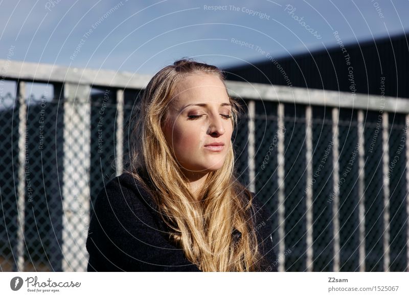 Genießerin Lifestyle feminin Junge Frau Jugendliche 18-30 Jahre Erwachsene Stadt Mantel Piercing blond langhaarig Locken Erholung genießen sitzen träumen
