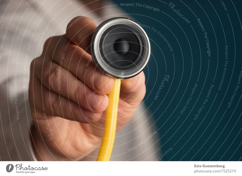 Arzt hält ein Stethoskop mit einem Lautsprecher in der Hand Design Gesundheit Fitness Krankenpflege Krankheit Entertainment Musik Club Disco Diskjockey