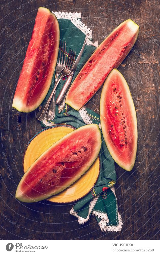 Gehackte Wassermelone auf rustikalen Küchentisch mit Besteck Lebensmittel Frucht Dessert Mittagessen Büffet Brunch Picknick Bioprodukte Vegetarische Ernährung