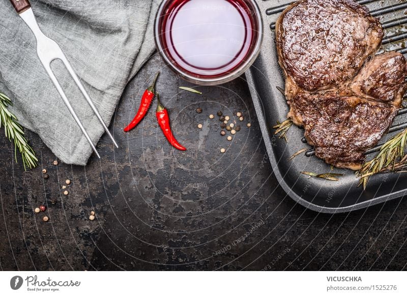 Gebratene Hähnchenbrust in Grillpfanne mit frischen Kräutern - ein ...