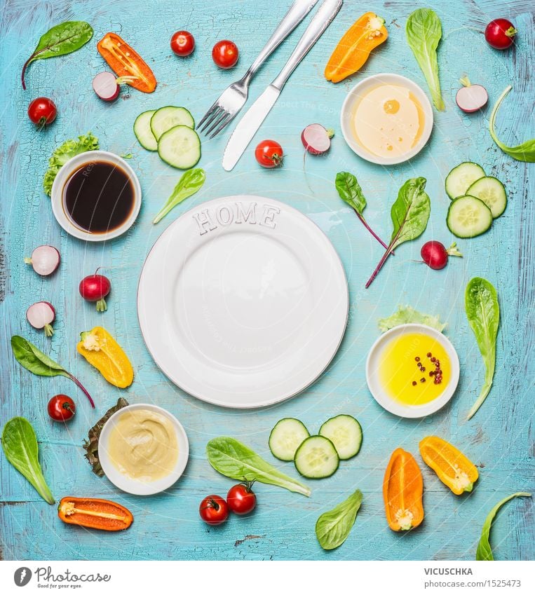 Leckere Salat und Dressing Zutaten um leere weiße Plate Lebensmittel Gemüse Salatbeilage Kräuter & Gewürze Öl Ernährung Mittagessen Büffet Brunch Bioprodukte