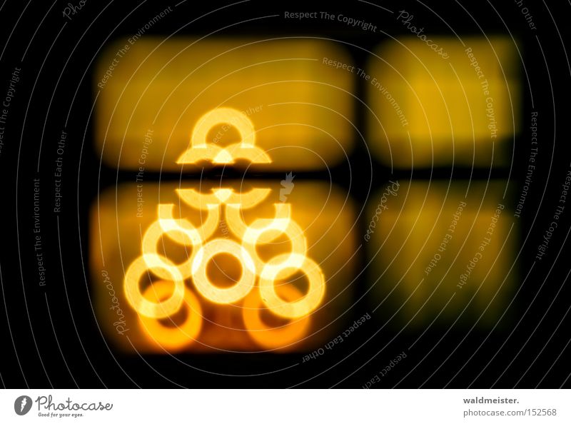 Weihnachtsbaum Farbfoto Experiment abstrakt Licht Unschärfe Schwache Tiefenschärfe Dekoration & Verzierung Fenster gelb schwarz Spiegellinsenobjektiv (Effekt)