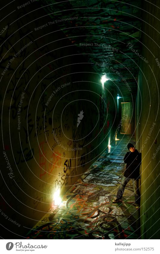 stay Mann Mensch stehen U-Bahn Tunnel Unterführung Licht Lampe Beleuchtung Treppe Ausgang warten Graffiti Graphit Grufti Drehung Architektur optische täuschung