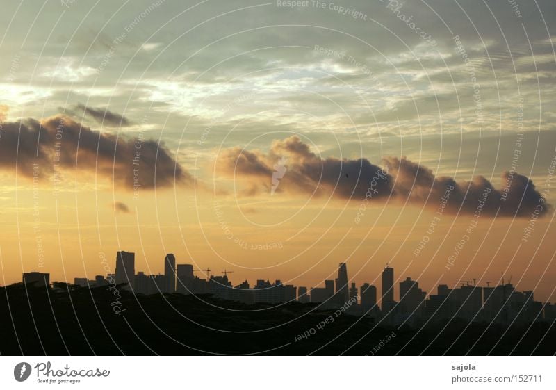 wolkenzug Himmel Wolken Horizont Stadt Stadtzentrum Hochhaus Stimmung Singapore Aussicht Bankenviertel Asien Südostasien Farbfoto Außenaufnahme Morgendämmerung