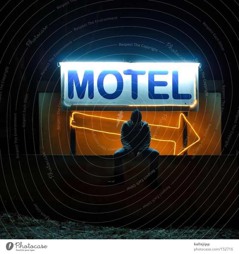 motel kallefornia Mann Mensch Gast Motel Hotel Herberge Unterkunft Pfeil Richtung Nacht Portier Eingang Begrüßung Rezeption Ferien & Urlaub & Reisen sitzen