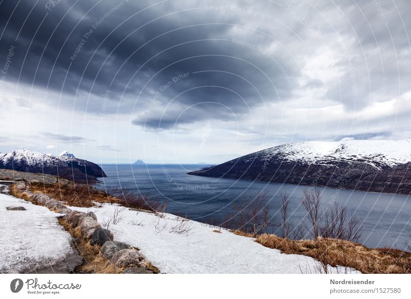 Finnmark Ferne Freiheit Natur Landschaft Urelemente Luft Wasser Himmel Wolken Gewitterwolken Horizont Frühling Klima schlechtes Wetter Wind Sturm Regen Felsen