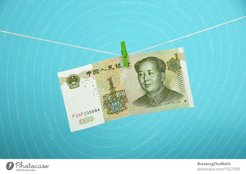 Eine Yuan-Banknote hing mit Stift am Seil über Blau Geld Wirtschaft Handel Kapitalwirtschaft Schreibwaren hängen Wachstum positiv stark blau Zufriedenheit Kraft
