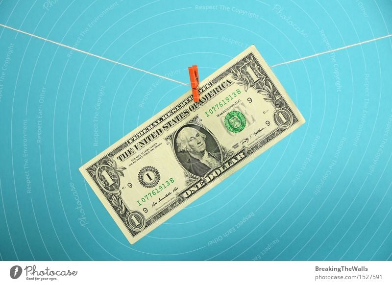 Eine Dollarbanknote hing mit Stift am Seil über Blau Geld Wirtschaft Handel Kapitalwirtschaft Schreibwaren hängen Wachstum stark blau USA Amerikaner nach oben