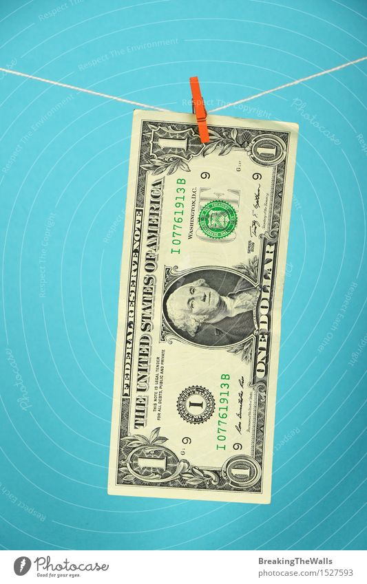 Eine US-Dollar-Banknote hing mit Stift am Seil über Blau Geld Wirtschaft Handel Kapitalwirtschaft Schreibwaren hängen blau Risiko USA Amerikaner Stecknadel eine