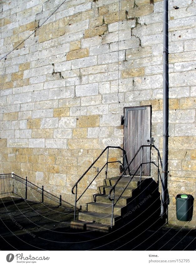 Sesam hat Feierabend Turm Architektur Mauer Wand Treppe Tür Wahrzeichen Stein alt historisch Sandstein Geländer Treppengeländer Müllbehälter Fallrohr Fuge
