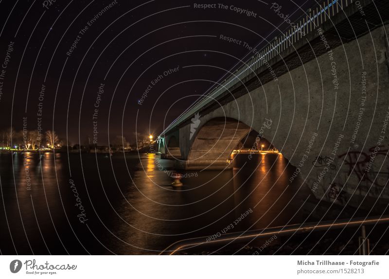 Nachts an der Brücke Handwerk Baustelle Architektur Landschaft Wasser Himmel Nachthimmel Stern Wellen Küste Flussufer Menschenleer Bauwerk Verkehr Verkehrswege