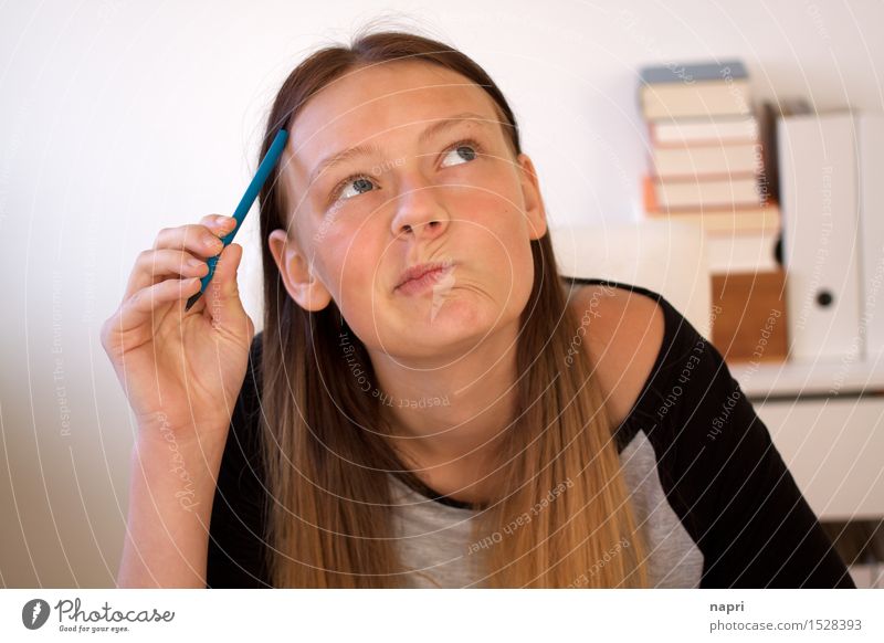 Ja, Nein, vielleicht... | Portrait eines Teenager-Mädchens, dass sich während der Hausaufgaben mit einem Bleistift am kopf kratzt und nachdenkt. Bildung Schule