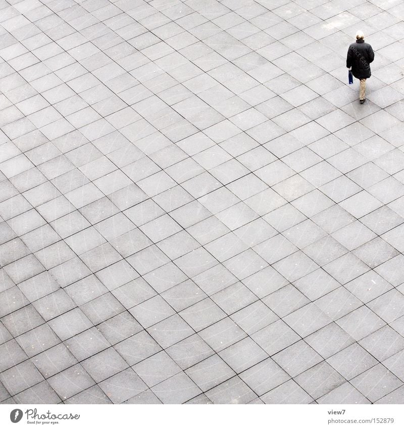 Der Letzte. Mann Erwachsene 1 Mensch Platz Wege & Pfade Beton Linie Streifen gehen laufen tragen authentisch einfach elegant modern trist grau quer Arbeitsweg