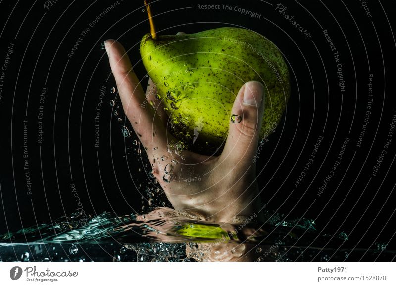 Birne Lebensmittel Frucht Bioprodukte Vegetarische Ernährung Diät Trinkwasser Gesunde Ernährung Hand Finger frisch Gesundheit lecker nass natürlich grün