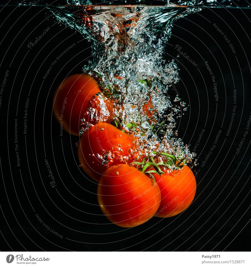 Tomaten Gemüse Bioprodukte Vegetarische Ernährung Diät Trinkwasser Gesunde Ernährung frisch Gesundheit lecker nass natürlich grün rot genießen platschen