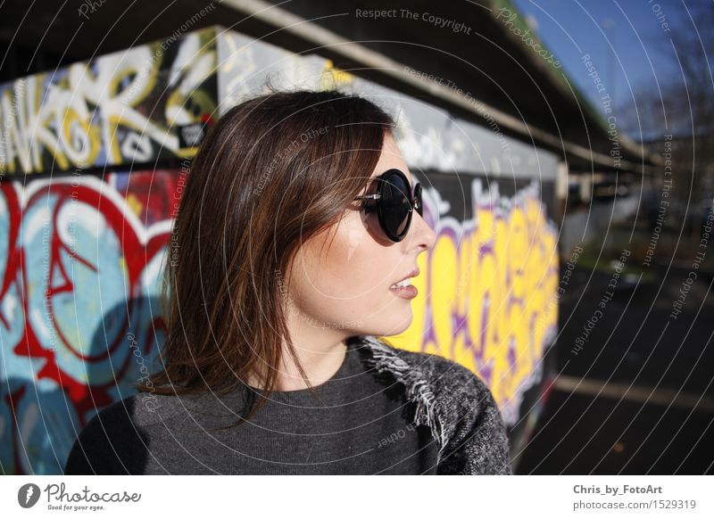 chris_by_fotoart Lifestyle elegant Junge Frau Jugendliche Erwachsene 1 Mensch 18-30 Jahre Landkreis Esslingen Sportpark Mode Pullover Accessoire Sonnenbrille