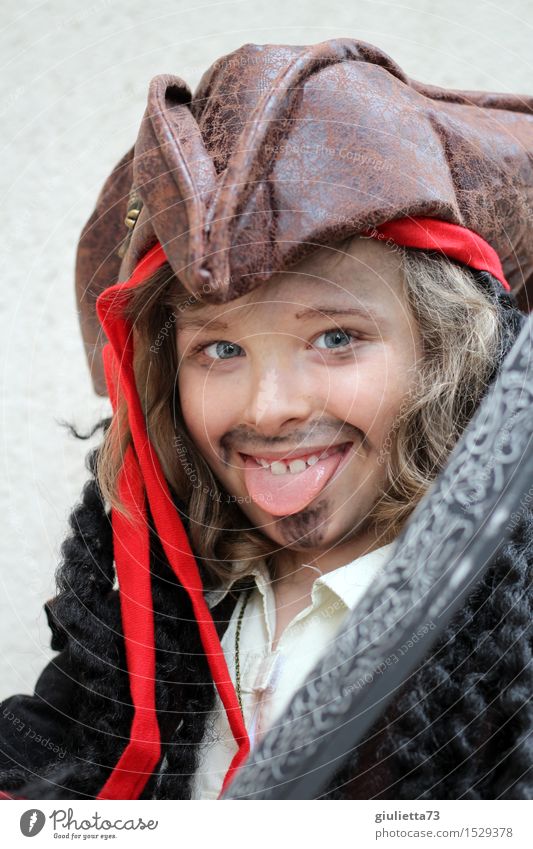 Lausbub or pirate | Frecher Junge im Piratenkostüm Spielen Kinderspiel verkleiden Rollenspiel Karneval Kindheit Zunge 1 Mensch 3-8 Jahre 8-13 Jahre Schauspieler