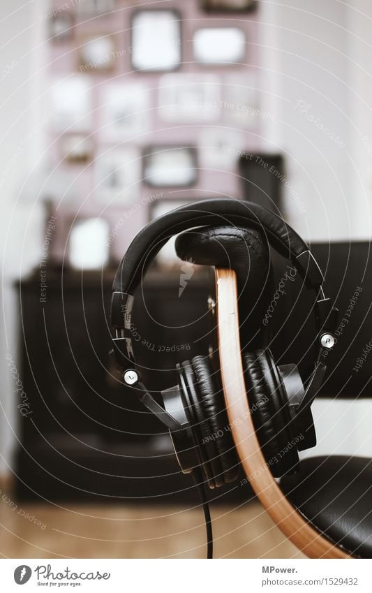 rückzugsgebiet Headset Kabel Technik & Technologie Unterhaltungselektronik erleben Konzentration träumen Kopfhörer Stuhl Musik Musik hören Erholung Radio