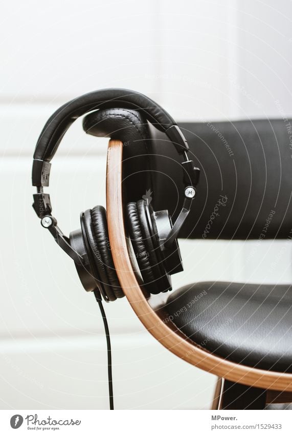 hörer Headset Kabel Technik & Technologie Unterhaltungselektronik erleben Konzentration träumen Kopfhörer Stuhl Musik Musik hören Erholung Radio Tonstudio Klang