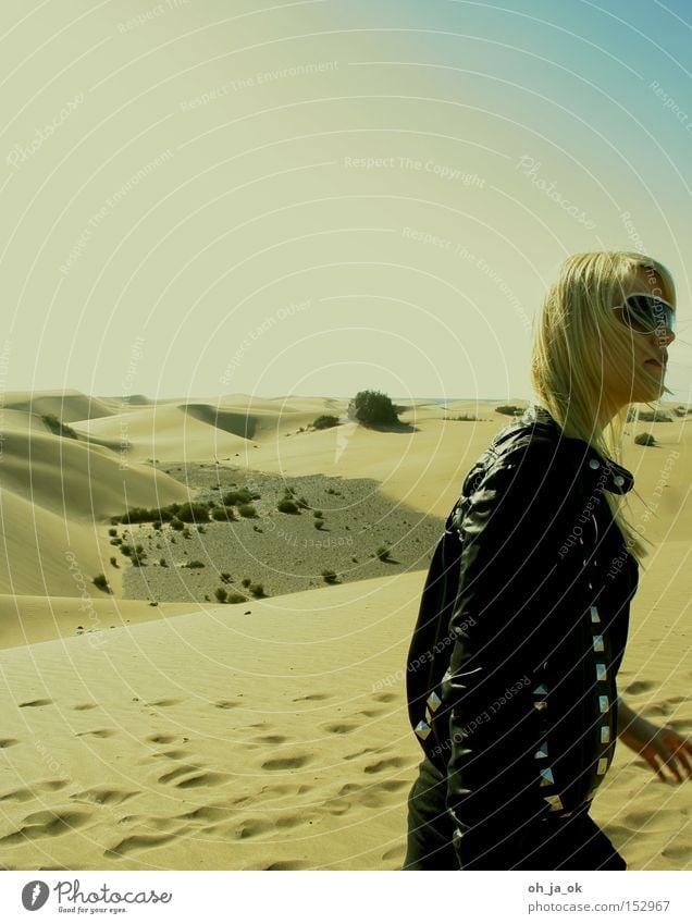 durststrecke Frau Wüste Düne brennen heiß Gran Canaria Sand wandern trocken blond wüstensand Sonnenbrille