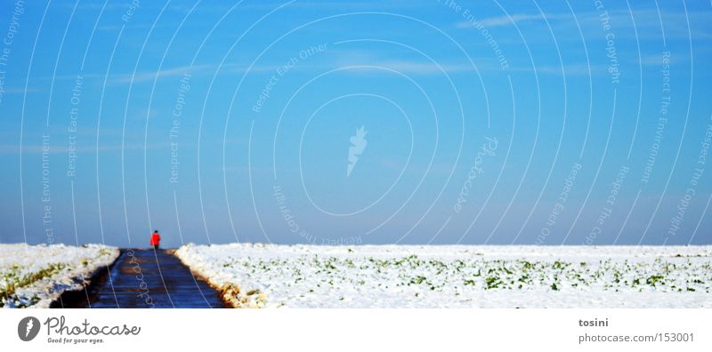 weites Feld [4] Winter Landschaft Mensch Schnee Spaziergang Himmel Wolken Ferne Horizont weiß blau minimalistisch
