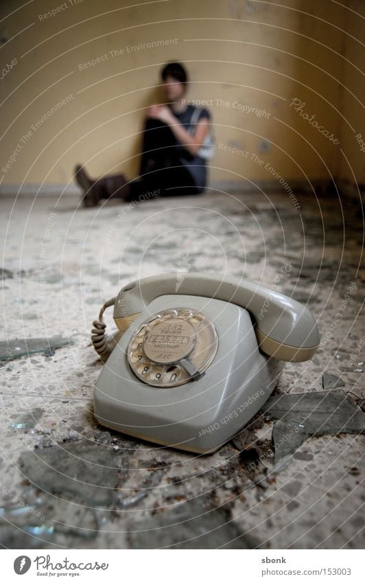 Schweine können nicht telefonieren* Telefon Unschärfe Sepia Frau Telefongespräch Scherbe beige grau old-school Wählscheibe alt kaputt Langeweile