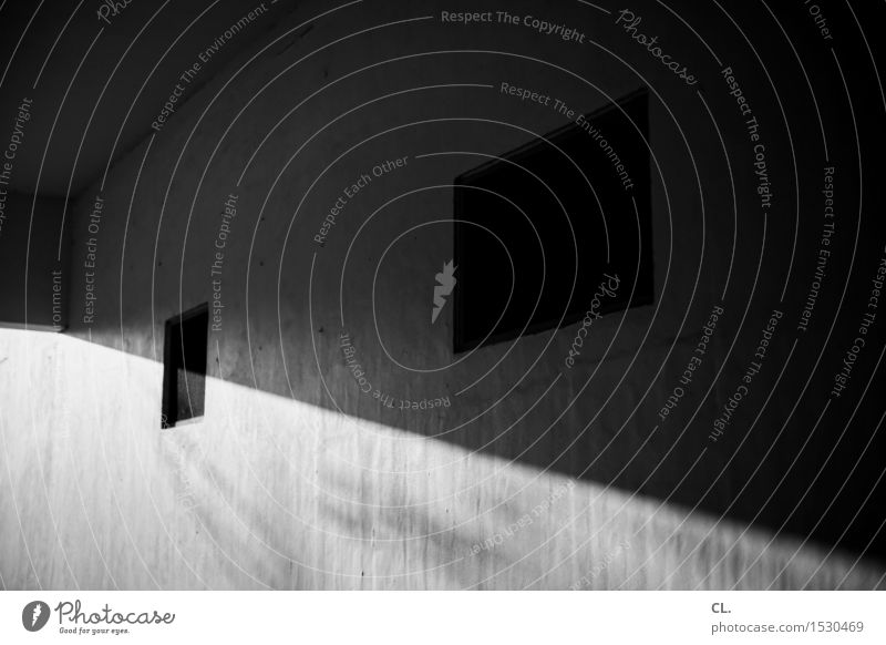licht und schatten Sonnenlicht Schönes Wetter Gebäude Architektur Mauer Wand Fenster Hoffnung Schwarzweißfoto Außenaufnahme Menschenleer Textfreiraum links