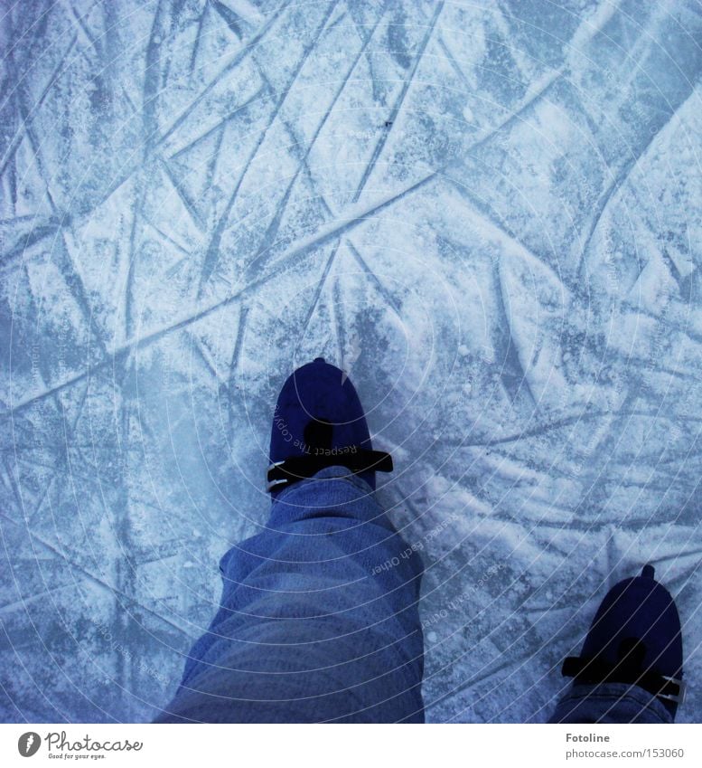 Wintervergnügen Eis Schlittschuhe Eisfläche laufen Laufsport Läufer Spuren Schnee kalt Frost Wintersport Freude Sport Spielen Fun