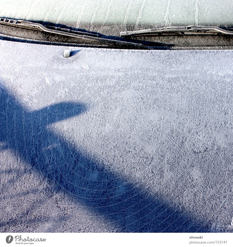 Übergefroren Winter Eis Frost Fenster PKW kalt KFZ Motorhaube Scheibenwischer Windschutzscheibe Licht Schatten