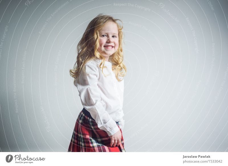 Schönes lächelndes blondes Mädchen in einer Schuluniform Lifestyle Freude Glück schön Gesicht Kind Schule Mensch Frau Erwachsene Kindheit Jugendliche Hand